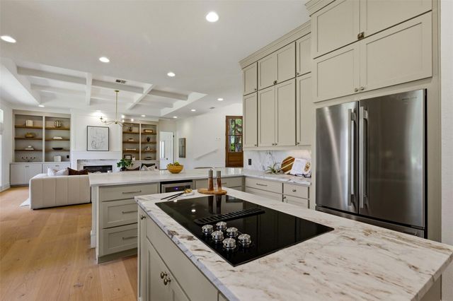 48 Tiburon DR, The Hills, TX 78738