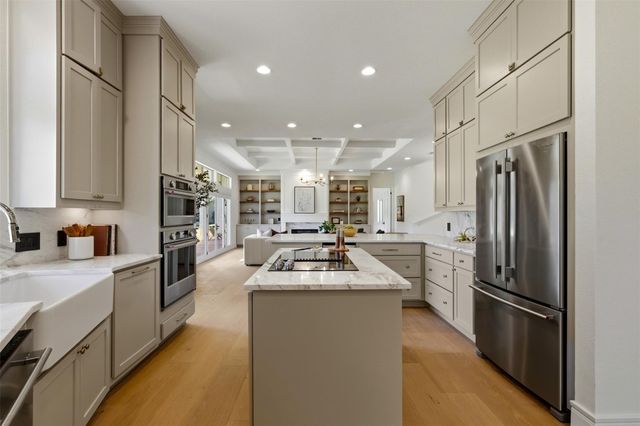 48 Tiburon DR, The Hills, TX 78738