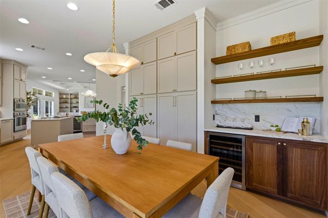 48 Tiburon DR, The Hills, TX 78738