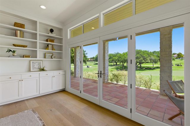 48 Tiburon DR, The Hills, TX 78738