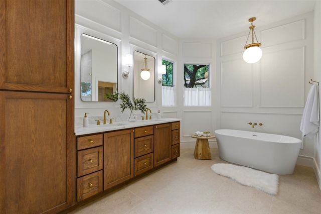 48 Tiburon DR, The Hills, TX 78738