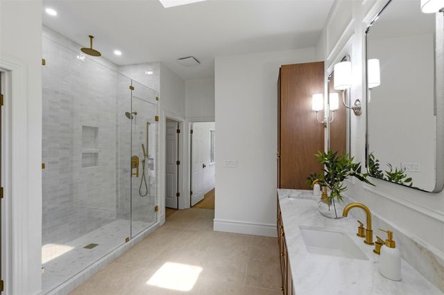 48 Tiburon DR, The Hills, TX 78738