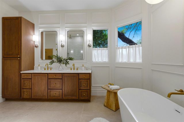 48 Tiburon DR, The Hills, TX 78738
