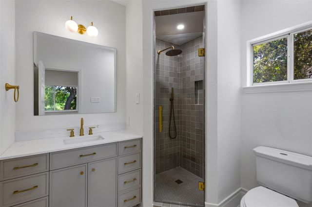 48 Tiburon DR, The Hills, TX 78738