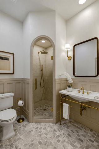 48 Tiburon DR, The Hills, TX 78738