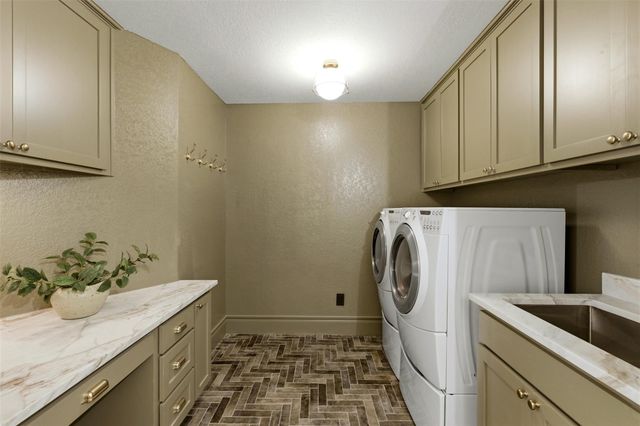 48 Tiburon DR, The Hills, TX 78738