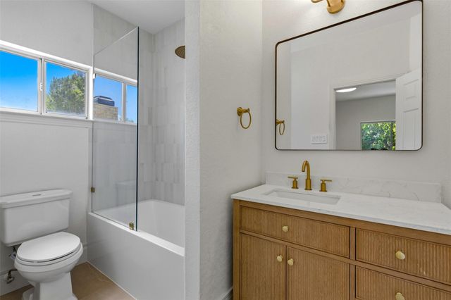 48 Tiburon DR, The Hills, TX 78738