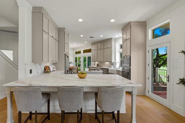 48 Tiburon DR, The Hills, TX 78738