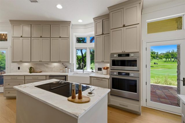 48 Tiburon DR, The Hills, TX 78738