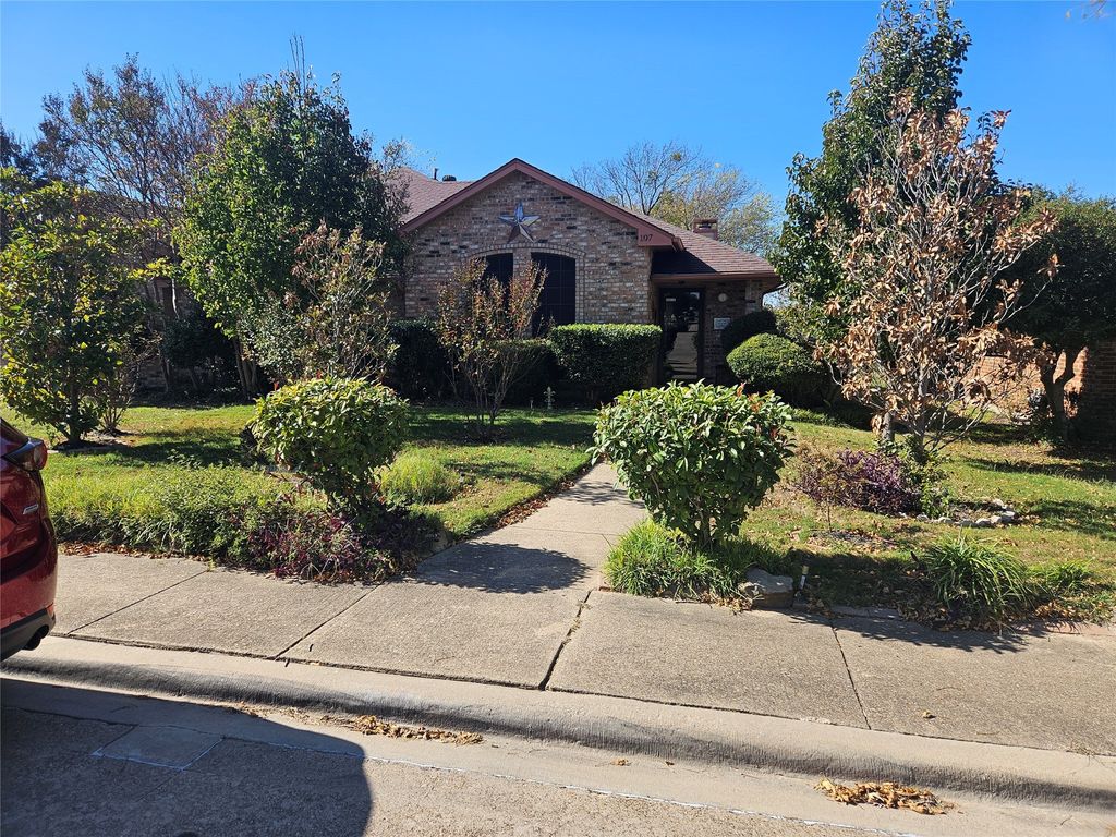 107 Larchbrook Drive, Desoto, TX 75115