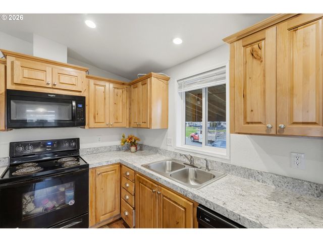 626 Sw PHILADELPHIA Way 176, Beaverton, OR 97006