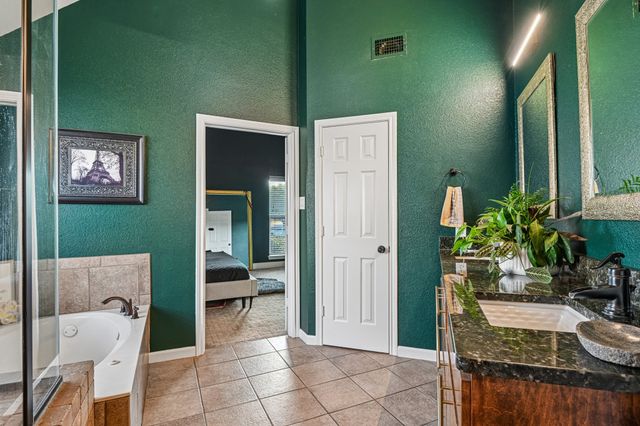 2204 Wembley Wood Lane, Bedford, TX 76022