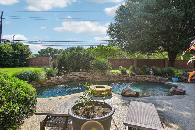 2204 Wembley Wood Lane, Bedford, TX 76022