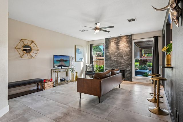 2204 Wembley Wood Lane, Bedford, TX 76022