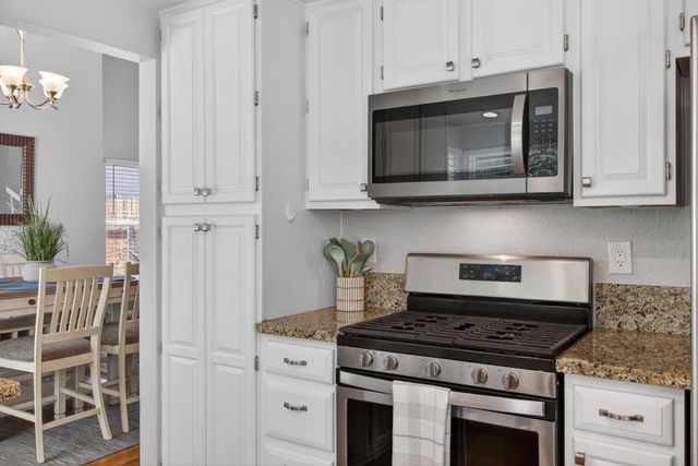 2218 Longview Dr, Roseville, CA 95747