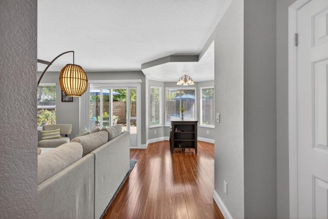 2218 Longview Dr, Roseville, CA 95747