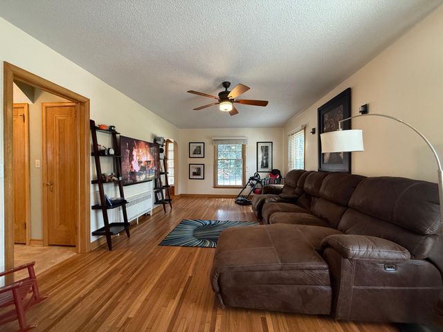 406 2nd Avenue SE, Pine Island, MN 55963