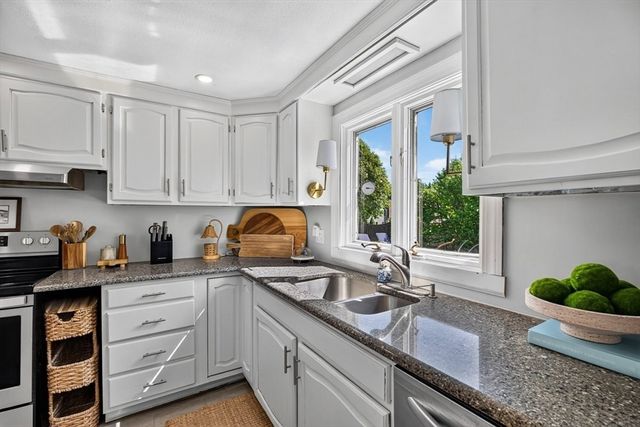20 Westernview Cir, East Longmeadow, MA 01028