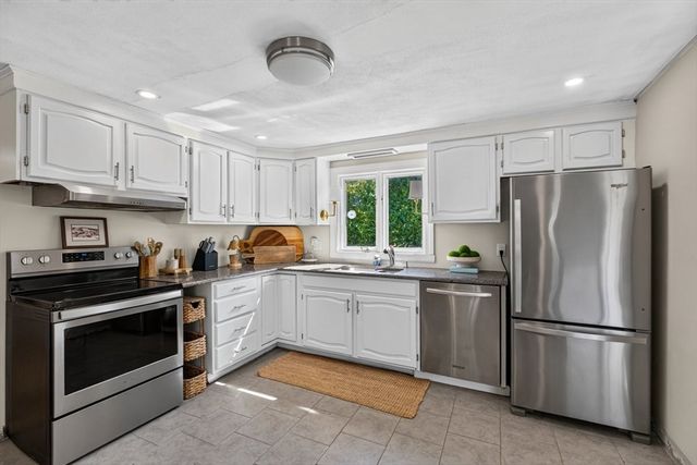 20 Westernview Cir, East Longmeadow, MA 01028