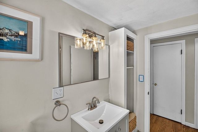 20 Westernview Cir, East Longmeadow, MA 01028