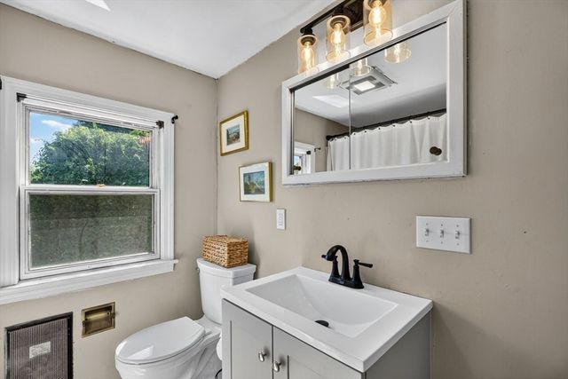 20 Westernview Cir, East Longmeadow, MA 01028