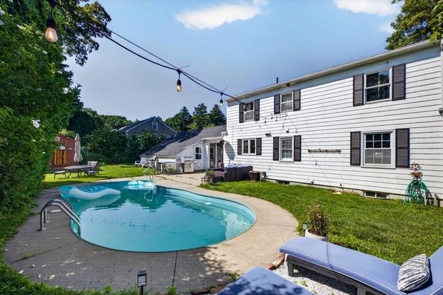 20 Westernview Cir, East Longmeadow, MA 01028