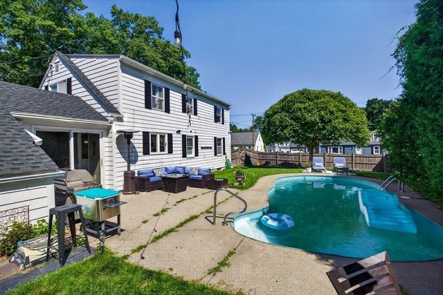 20 Westernview Cir, East Longmeadow, MA 01028