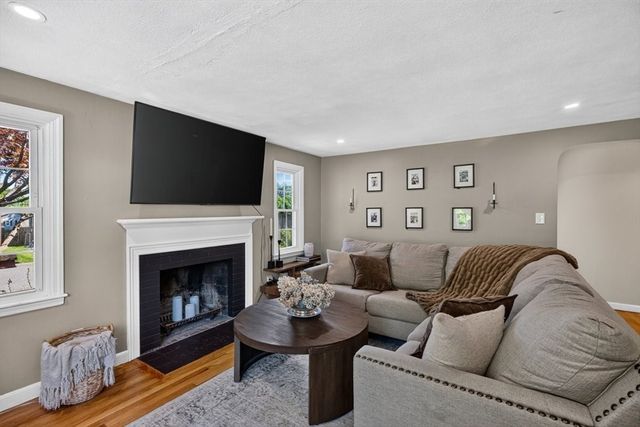 20 Westernview Cir, East Longmeadow, MA 01028