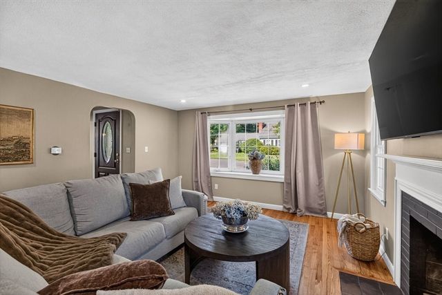 20 Westernview Cir, East Longmeadow, MA 01028