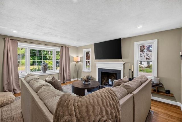 20 Westernview Cir, East Longmeadow, MA 01028