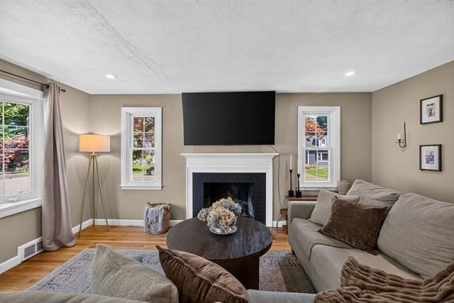 20 Westernview Cir, East Longmeadow, MA 01028