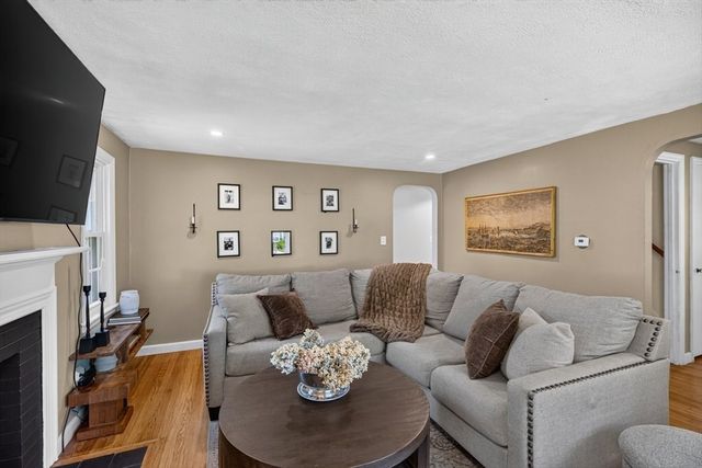 20 Westernview Cir, East Longmeadow, MA 01028