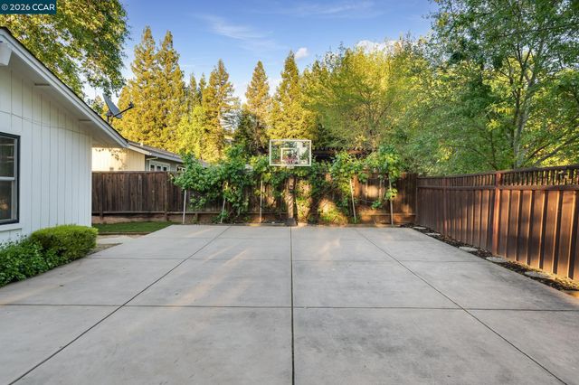 835 Richard Ln, Danville, CA 94526