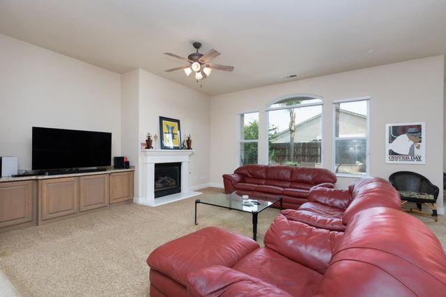 1827 N Joshua Avenue, Clovis, CA 93619