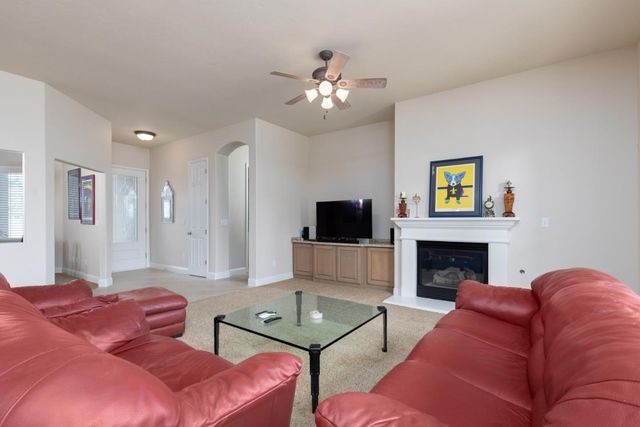 1827 N Joshua Avenue, Clovis, CA 93619