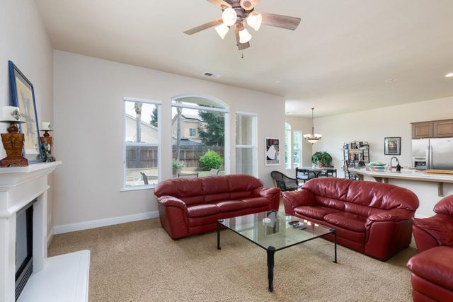 1827 N Joshua Avenue, Clovis, CA 93619