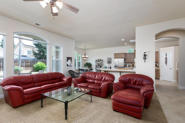 1827 N Joshua Avenue, Clovis, CA 93619