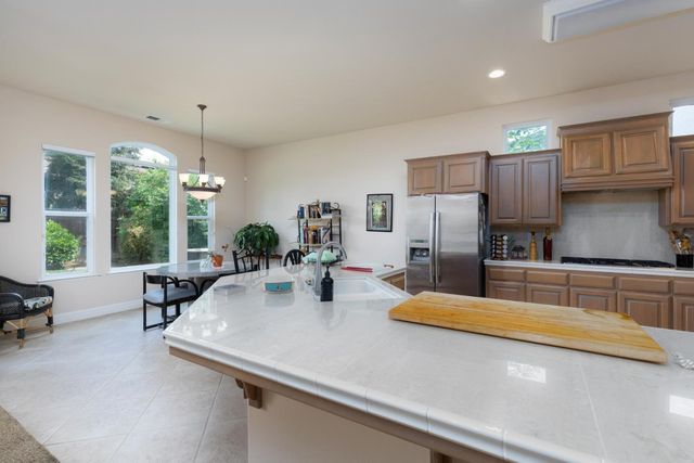 1827 N Joshua Avenue, Clovis, CA 93619