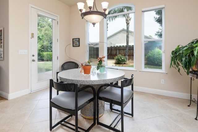 1827 N Joshua Avenue, Clovis, CA 93619