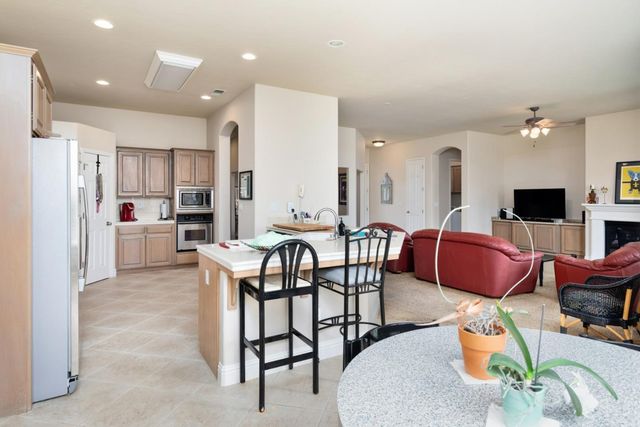 1827 N Joshua Avenue, Clovis, CA 93619