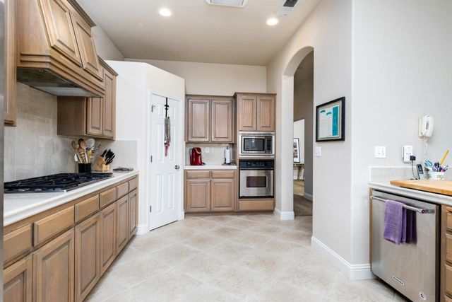 1827 N Joshua Avenue, Clovis, CA 93619