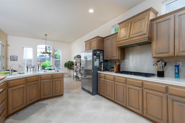 1827 N Joshua Avenue, Clovis, CA 93619