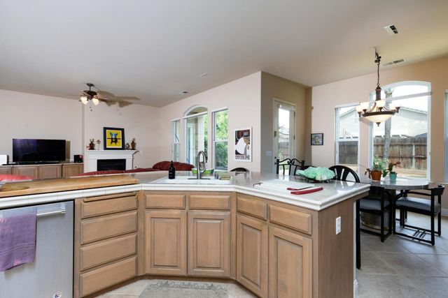 1827 N Joshua Avenue, Clovis, CA 93619