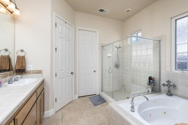 1827 N Joshua Avenue, Clovis, CA 93619