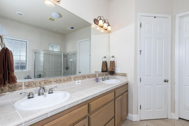 1827 N Joshua Avenue, Clovis, CA 93619