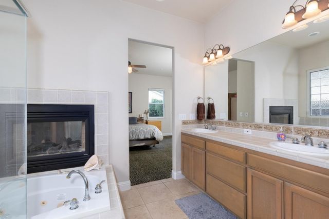 1827 N Joshua Avenue, Clovis, CA 93619