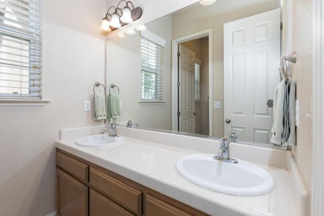 1827 N Joshua Avenue, Clovis, CA 93619