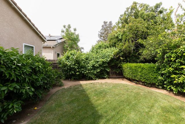 1827 N Joshua Avenue, Clovis, CA 93619