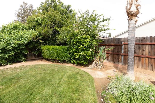 1827 N Joshua Avenue, Clovis, CA 93619