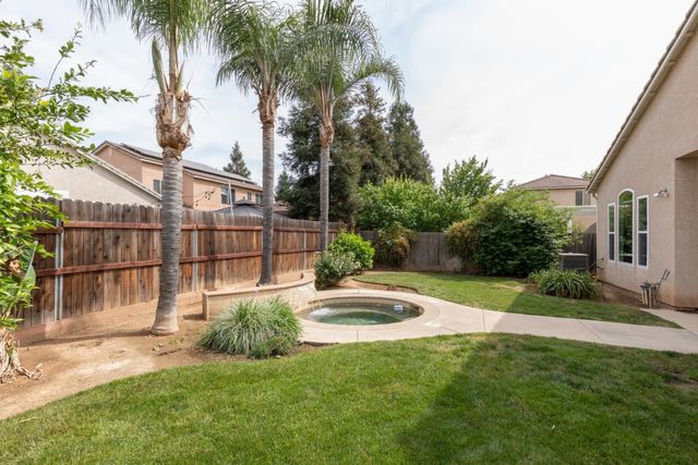 1827 N Joshua Avenue, Clovis, CA 93619